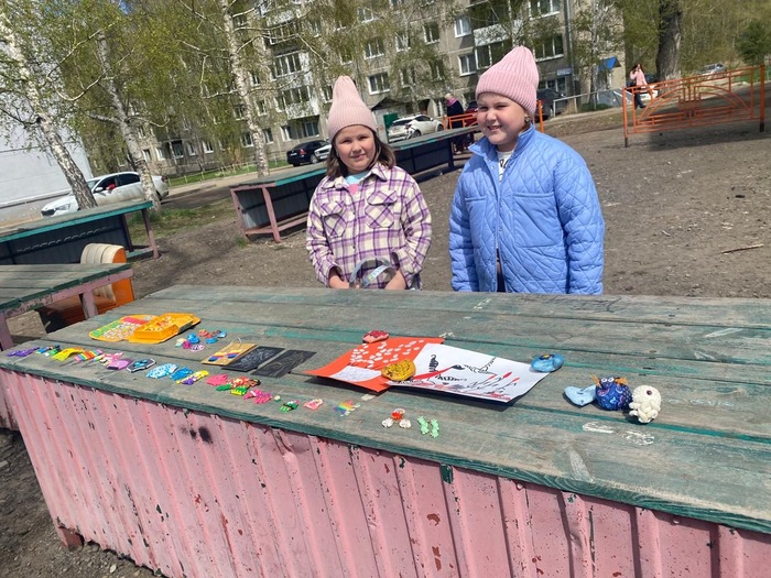 На территории есть жилые дома, местные девчушки продавали разные самодельные безделушки