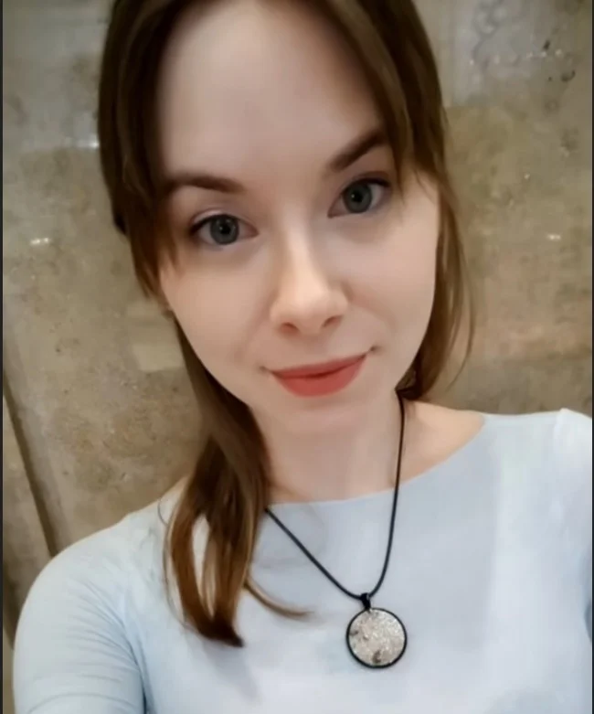 The young lady is trying to make money - Images, Picture with text, Screenshot, Peekaboo, Pick-up headphones, Forestsvet