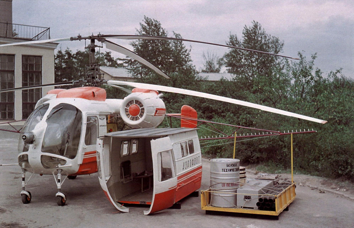 Лего отдыхает. На вертолете стоит говнобак, рядом - десантный/пассажирский отсек, праве - грузовая платформа.