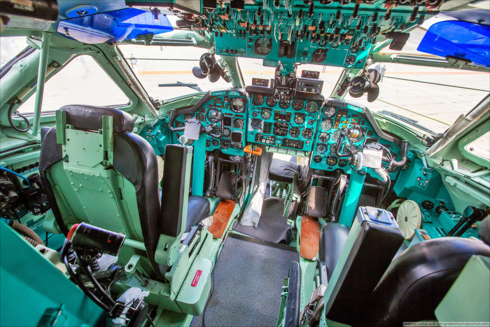 Кабина Ту-134. Автор: Marina Lystseva. Источник: <!--noindex--><a href="https://pikabu.ru/story/posadka_lyuboy_tsenoy_i_samouverennyiy_komandir_katastrofa_tu134_v_ivanovo_12275455?u=https%3A%2F%2Floveopium.ru%2Ftexnika%2Fsamolety-dlya-bogatyx-tu-134.html&t=https%3A%2F%2Floveopium.ru%2Ftexnika%2Fsamolety-dlya-bogatyx-tu-134.ht...&h=144e9e4ad0dbfdab76ec371efd724e9aaea6146e" title="https://loveopium.ru/texnika/samolety-dlya-bogatyx-tu-134.html" target="_blank" rel="nofollow noopener">https://loveopium.ru/texnika/samolety-dlya-bogatyx-tu-134.ht...</a><!--/noindex-->