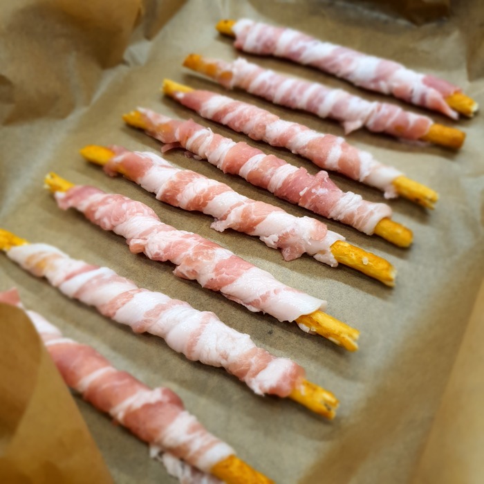 Посолить, поперчить - после готовности (ах да, у меня бекон не варено-копчёный, то бишь сырой)