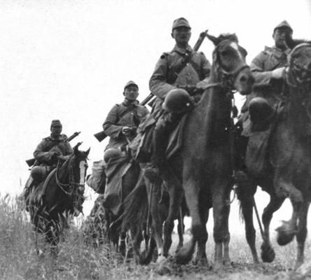 Нововведения ХХ в. не обошли кавалерию Японской имп. армии стороной, но ее основой всю войну продолжал оставаться всадник с карабином и саблей.