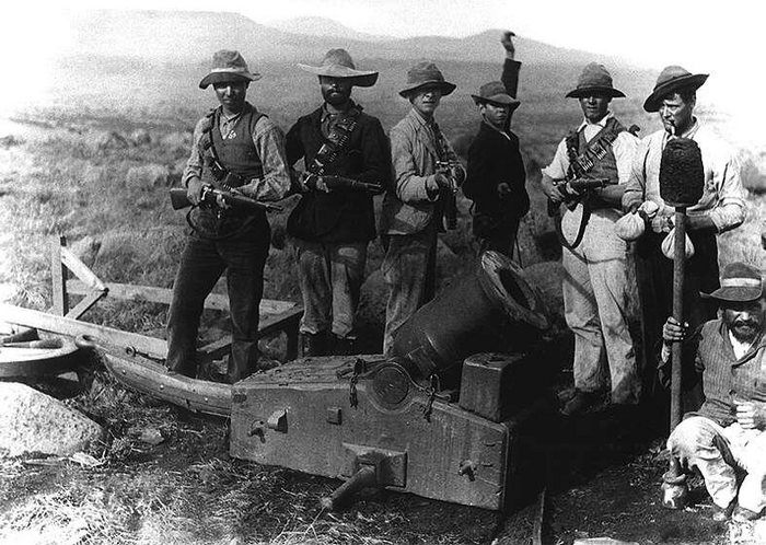 Бурские ополченцы с антикварной, но вполне действующей мортирой.