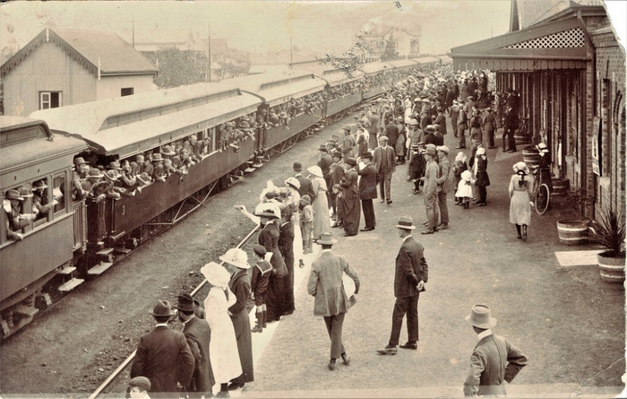 Воинский эшелон, наполненный трансваальскими ополченцами, покидает Преторию, 1899 г.Стоит присмотреться к провожающей публике - не очень похоже на "белых дикарей" из британской пропаганды.