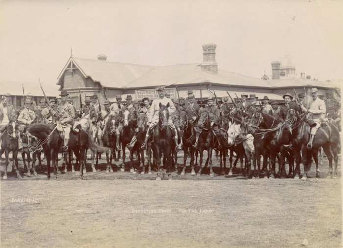 Бравые полицейские Йоханнесбурга готовы выступить на патрулирование железнодорожной линии в конном строю.