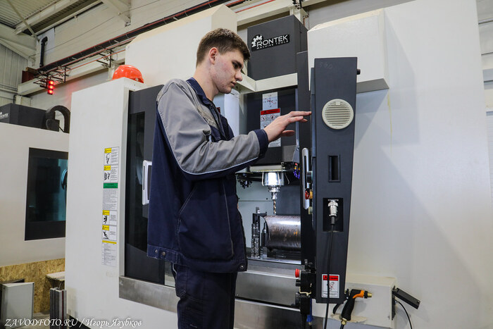 Из серии «Именно они делают Россию великой» - снято мной на АО «Завод бурового оборудования» (Оренбург)