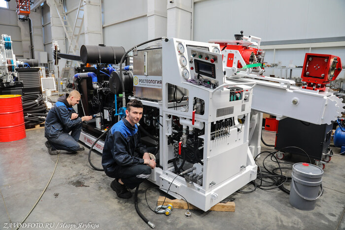 Из серии «Именно они делают Россию великой» - снято мной на АО «Завод бурового оборудования» (Оренбург)