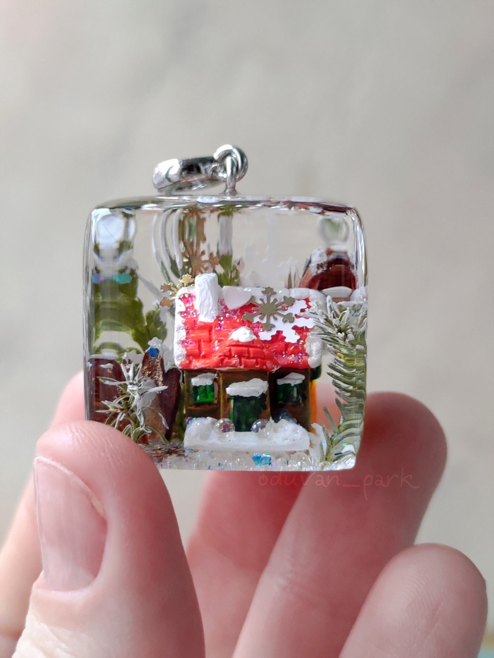 Домик, хвойные веточки