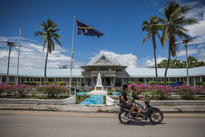 С сей поры флаг Республики Науру гордо реет на островом.