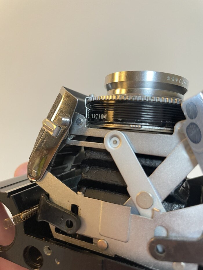 вот там на оси виден упор, нужно его зацепить под нашей приблудой.