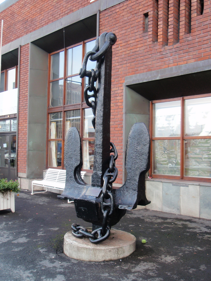 Якорь броненосца Norge. Был поднят после войны и установлен у Военного музея Нарвика. Фото 2009 года