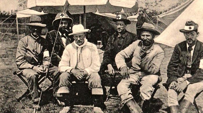 Довольно вальяжные военные медики в бурском лагере.