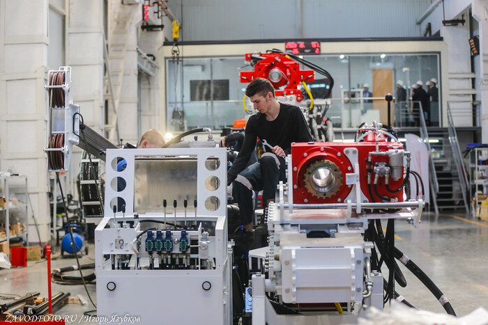 Из серии «Именно они делают Россию великой» - снято мной на АО «Завод бурового оборудования» (Оренбург)