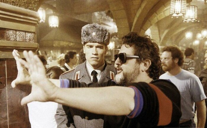 Режиссёр объясняет Арни, где искать "кокаинум"