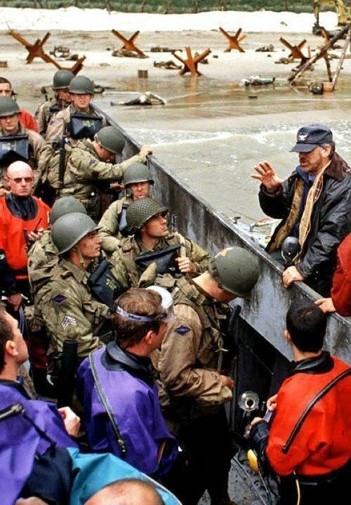 Спилберг лично руководил высадкой союзников на Омаха-Бич)))