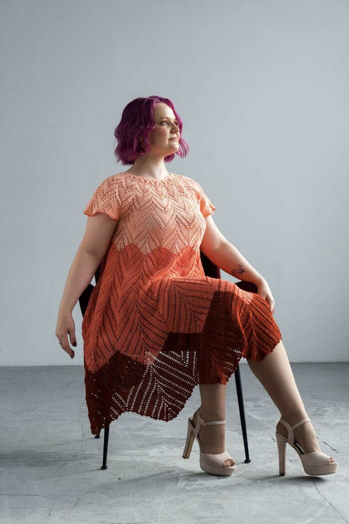 Платье я вязала сверху вниз, от светлых ниток к темным, мне такое сочетание напоминает кофе со взбитой молочной пенкой )