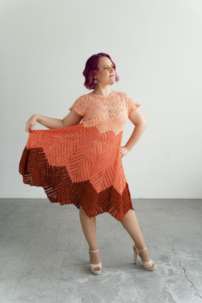 Под такие платья выбирают нижнее белье в тон, белое, бежевое, кто-то надевает черное боди