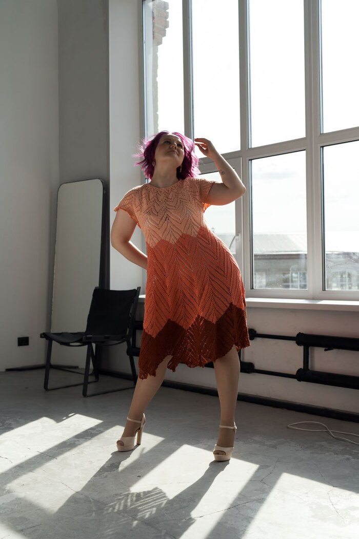 Некоторые модели носят такие платья поверх других тканевых платьев (черное, белое, бежевое)