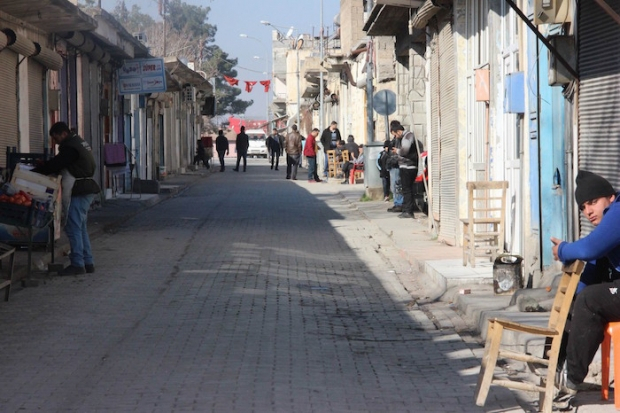 Человек справа удивляется туристам