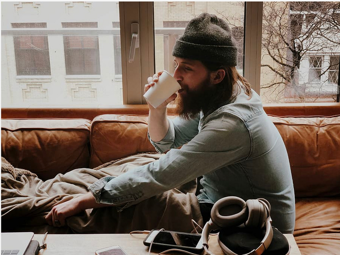 Диван - он такой. Ему мужика завалить - раз плюнуть!