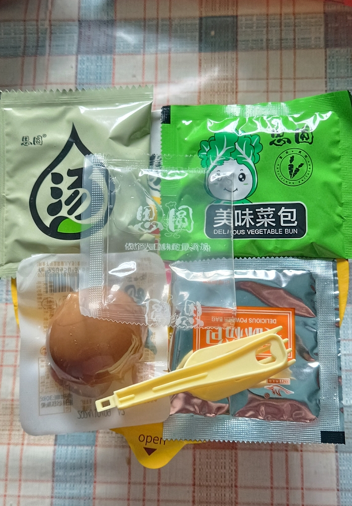 В пакетиках были сушёные овощи и ламинария, бульонный порошок, уксус, и еще то ли масло то ли густой бульон.