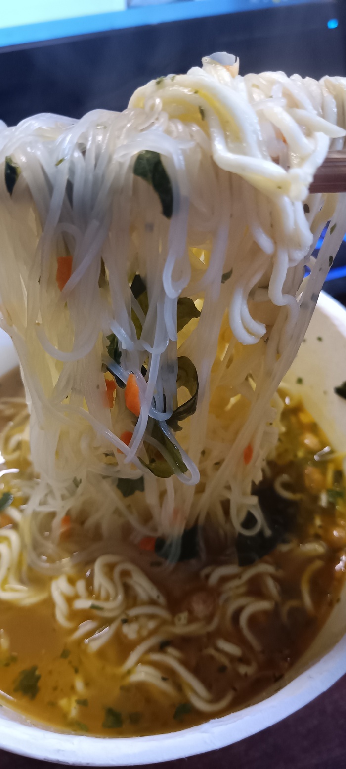 Лапша с фунчезой даёт интересное сочетание.