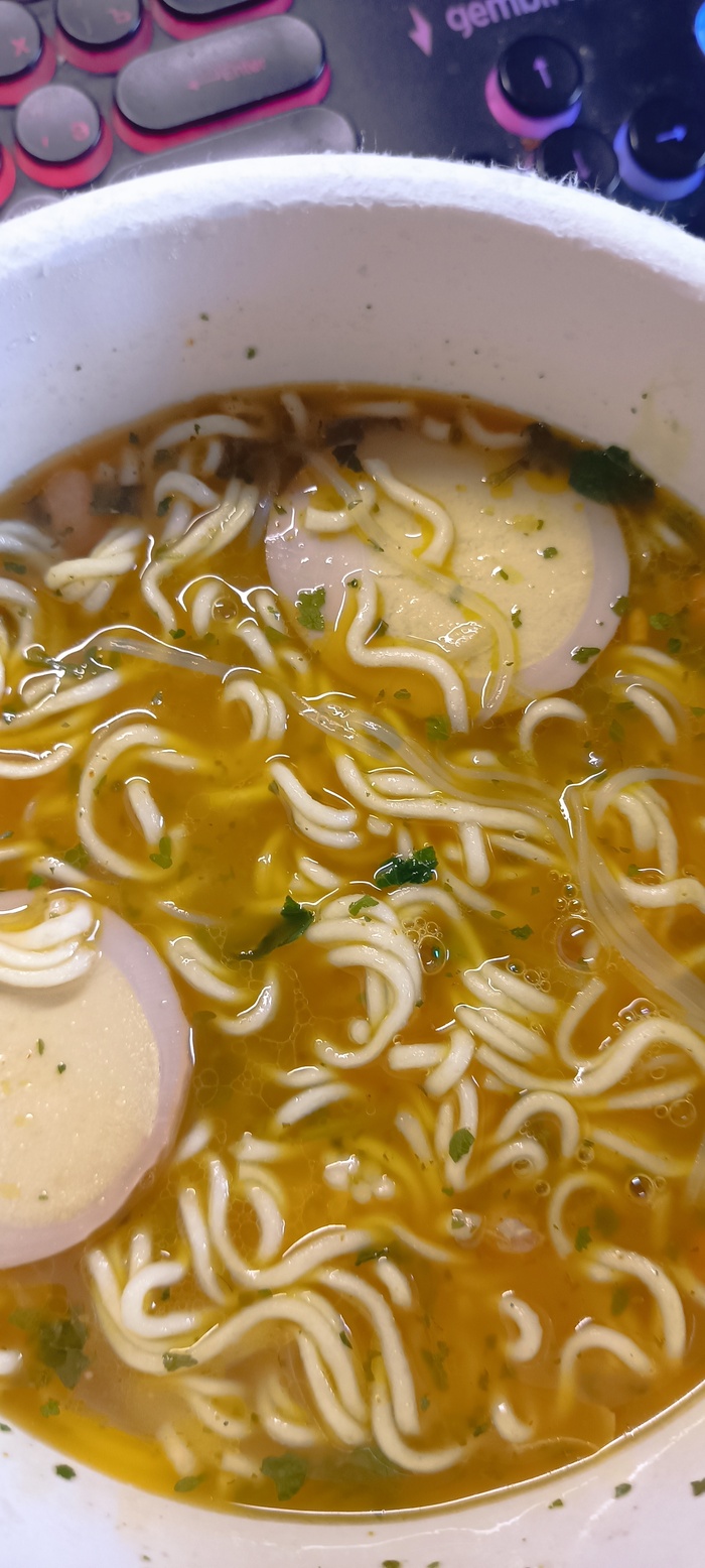 А бульон потрясающий, нажористый и вкусный.