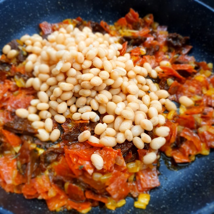 Фасоль от своей марки магазина у дома, конечно, так себе, но вполне съедобна, тем более стоит весьма гуманно