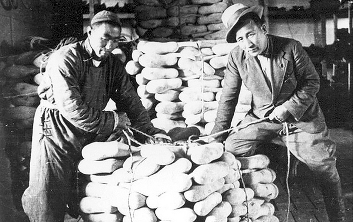 Упаковка валенок перед отправкой в Советский Союз в помощь бойцам Красной армии
