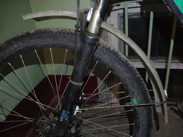 на месте(почему так от покрышки-потому что вилка от вела с 29 ми колёсами,а на велике 27,5