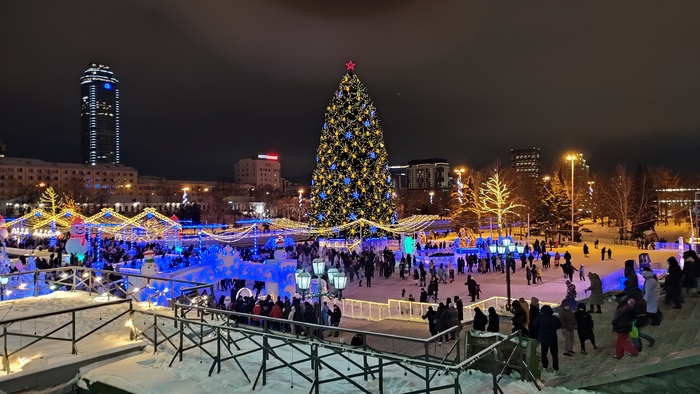 Центральная городская ёлка на набережной реки Исеть, Плотинка.