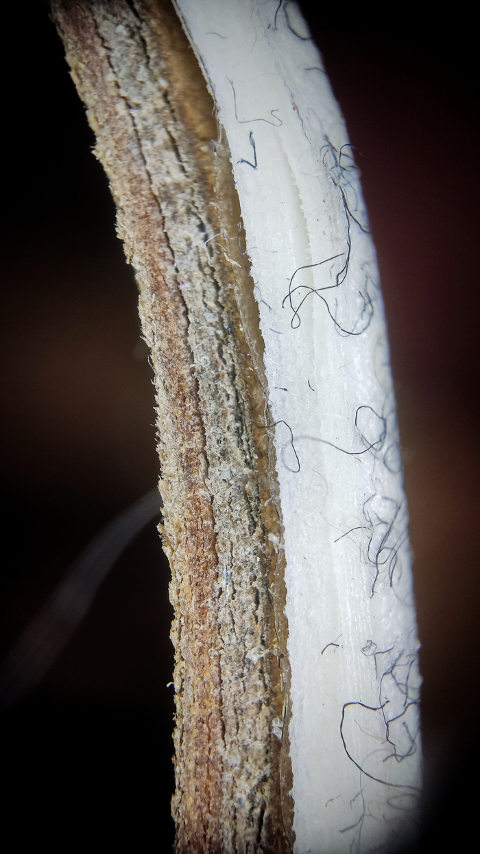 Картонная втулка, куда же без нее.