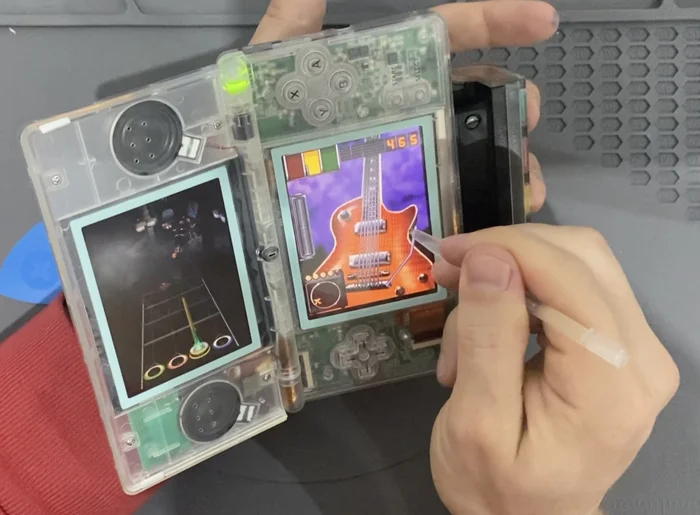 Ремонтирую Guitar Hero для DS Lite. Карманная консоль-гитара! - Моё, Nintendo, Guitar Hero, Ретро-Игры, Олдскул, Ремонт, Ремонт техники, Игровая приставка, Видео, YouTube, Длиннопост