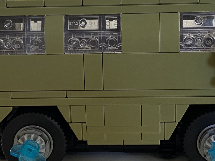 Все детали равномерно плотно прижаты друг к другу, но зазоры повсюду разные.