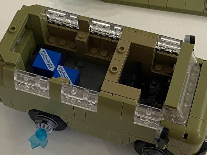 Крыша на модели легкосъёмная. Внутри пару посылок космопочты положили.