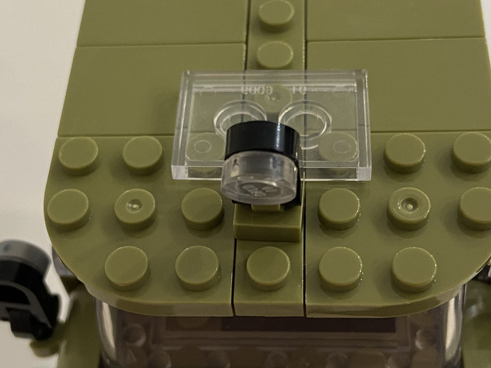 Даже на круглой прозрачной детали в один пин и то надпись есть.