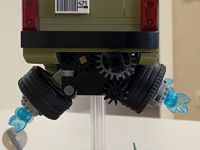 Правые колёса двигаются напрямую, а левые через систему шестеренок. Люфт "накапливается" от шестерёнки к шестерёнке и поэтому колёса имеют неравномерный развал. При движении выглядит ещё хуже, чем в статике.