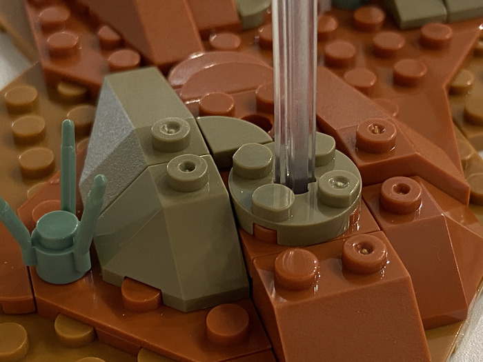 Местами точек отлома так много на единицу площади модели, что это даже походит на дизайнерское решение (на площади 4х4 шесть точек отлома).