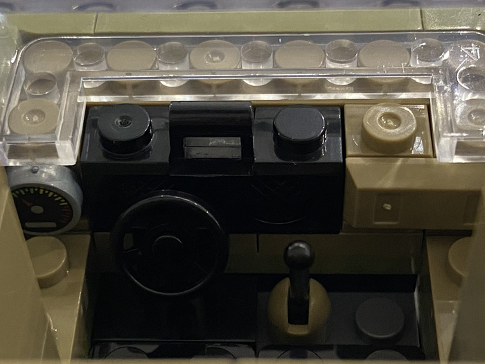 В кабине прям есть деталь в один пин с принтом. Очень приятная мелочь.