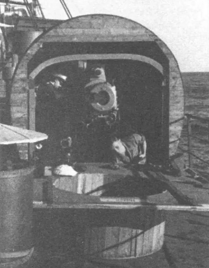 150-мм орудие на палубе "Тора", замаскированное под катушку с кабелем.