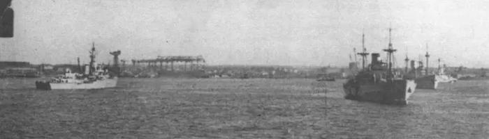«Тор» на рейде в Киле, за ним «Пингвин», слева учебный корабль «Бруммер».