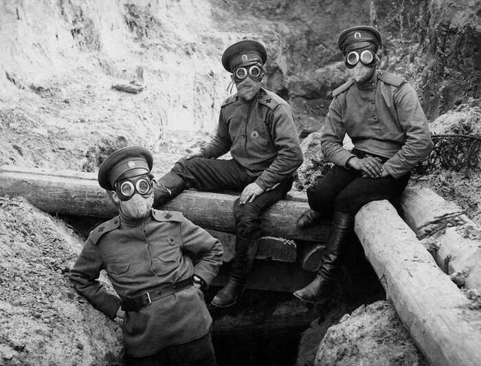 «У блиндажа. В масках от удушливых газов». Фото:Василий Корсаков, 12 апреля 1916 года