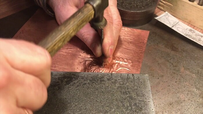 Процесс чеканки.