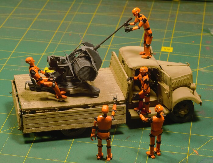 фото. 6 Анастасий осваивает с коллегами зенитный автомат