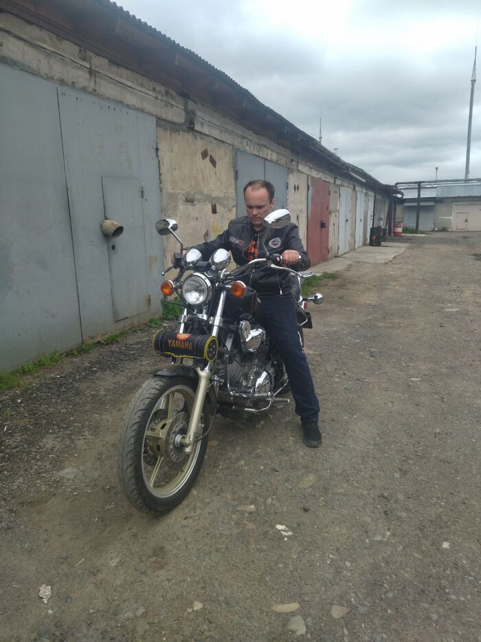 Дима внимательно прислушивается к двигателю)