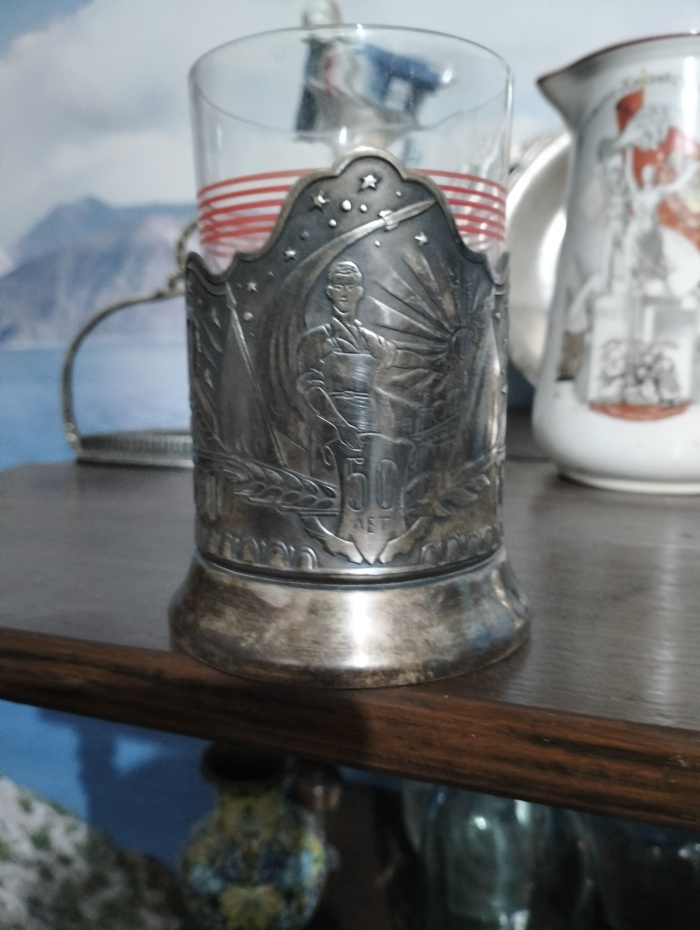 Рабочий -символ труда и всех достижений СССР за 50 лет