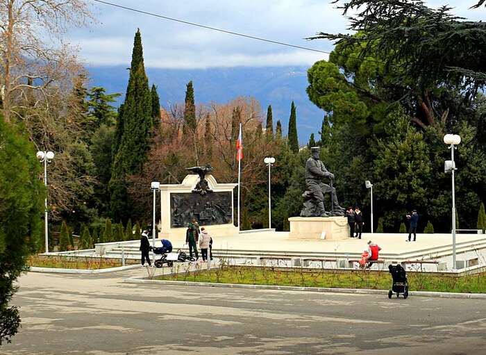 Скульптурная композиция с участием памятника императору Александру №3 в Ливадийском дворце