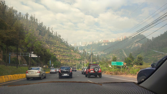 Подъезжаем к Кито. Город находится на уровне облаков.