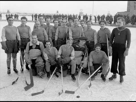 Сытые и благополучные пленные немцы в Канаде развлекаются, играя в хоккей.