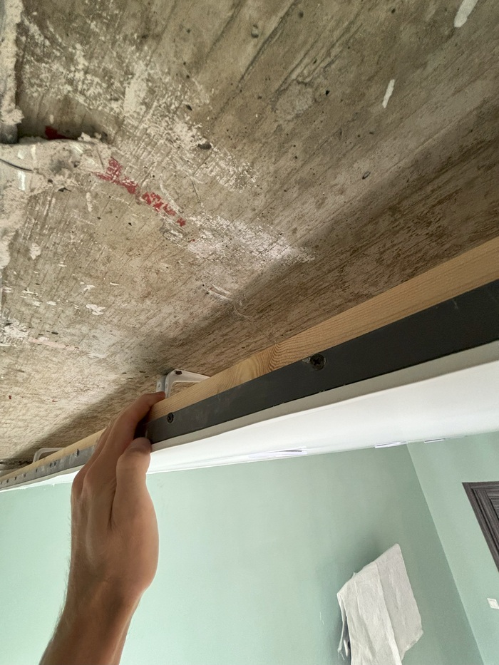 Крепили через брусок с уголками к потолку - вот так !